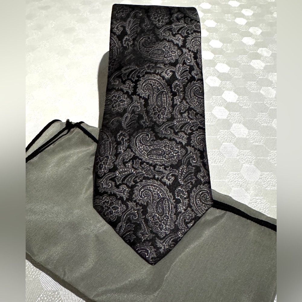 NIB Hickey Freeman Black Paisley Tie with pocket square.